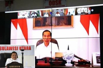 Gubernur mengajak masyarakat jaga jarak fisik cegah COVID-19