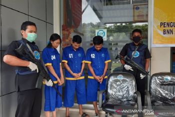 BNN Sultra ringkus tiga pengedar narkoba seberat 958,42 gram