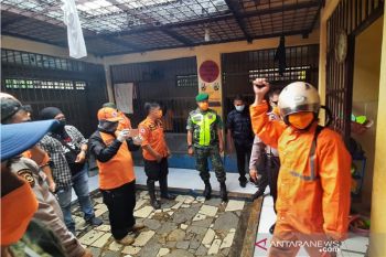 Pemkab Pangkep semprot disinfektan sejumlah fasilitas sosial