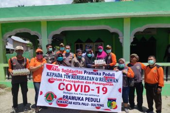 Pramuka Kwarcab Palu  bagi vitamin untuk tenaga kesehatan