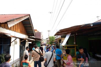 Lawan corona, polisi semprotkan disinfektan menggunakan drone