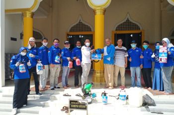 Demokrat Bengkalis  bantu semprotkan disinfektan ke rumah ibadah