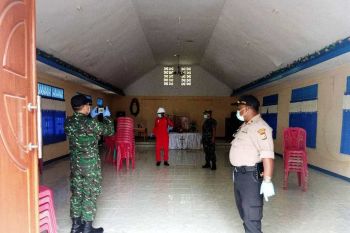 Polsek-Koramil Jayapura Selatan semprot cairan disinfektan cegah corona