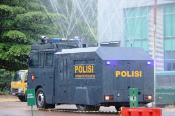 Satgas Aman Nusa Matoa semprot cairan disinfektan di Kota Jayapura