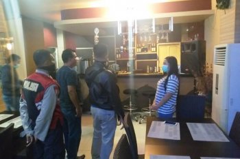 Polres Biak patroli malam imbau tutup cafe untuk mencegah COVID-19