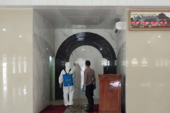 Polres Waykanan semprot diisinfektan tempat ibadah Masjid At-Taqwa Baradatu