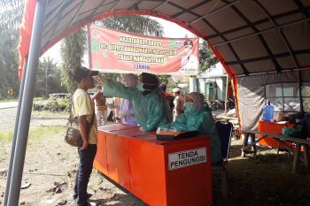 Ribuan warga menuju Pasaman Barat di perbatasan diukur suhu tubuhnya antisipasi COVID-19