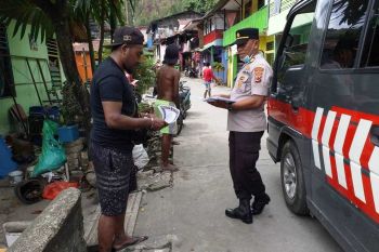 Polisi Jayapura bagikan selebaran Maklumat Kapolri soal cegah wabah corona