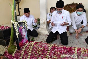 Prosesi pemakaman Ibunda, Presiden Jokowi lakukan tradisi 'brobosan'