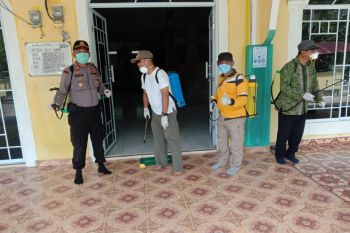 Legislator Karimun Wiyono semprot disinfektan cegah COVID-19 di Buru