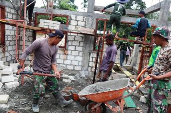Satgas TMMD Kodim Jayapura bekerja untuk rumah warga kampung Kibay
