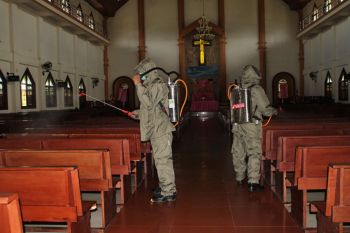 Brimob Merauke gencar lakukan penyemprotan cairan disinfektan
