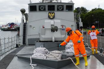 KRI Kakap beserta prajuritnya disemprot disinfektan saat tiba di Dermaga Lantamal VI