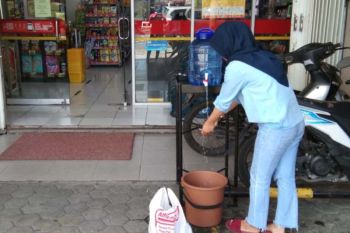 Cegah Corona, Alfamart Pasang Bak Pencuci Tangan dan Garis Pembatas Jarak Antrian