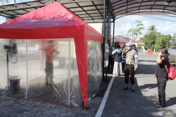 Masuk ke Mapolresta Palangka Raya wajib disemprot desinfektan