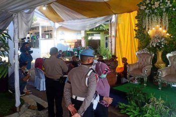 Polisi bubarkan resepsi pernikahan