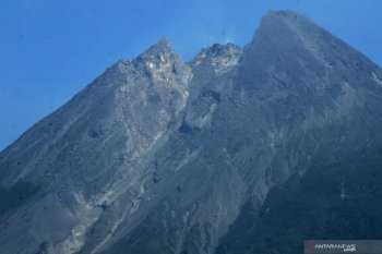 Gunung Merapi kembali meletus dengan tinggi kolom 1 kilometer