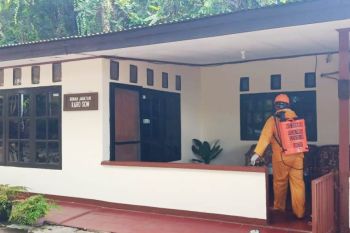 Rumah pejabat Polda Papua disemprot cairan disinfektan cegah Corona