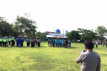 Tim terpadu Sarmi lakukan penyemprotan cairan disinfektan
