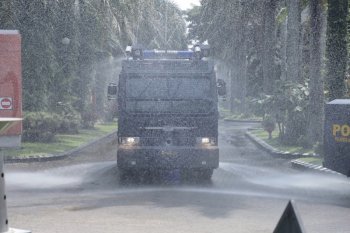 Guru besar ingatkan penyemprotan disinfektan  bisa matikan bakteri baik
