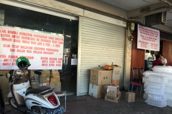 Transaksi dibalik pintu