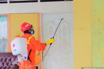 Penyemprotan Disinfektan PMI Jayapura Cegah Corona