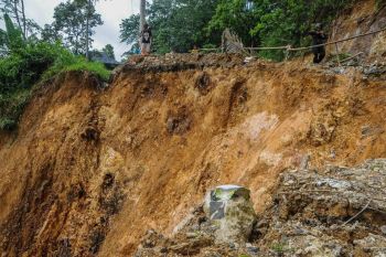 Jalan penghubung Provinsi Banten-Jawa Barat terputus akibat longsor