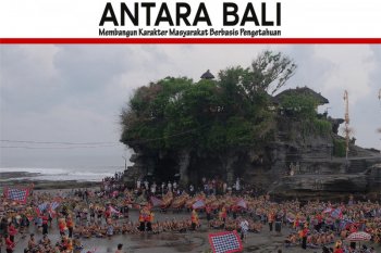 RATUSAN SENIMAN TAMPIL DALAM PEMBUKAAN TANAH LOT ART-FOOD FESTIVAL