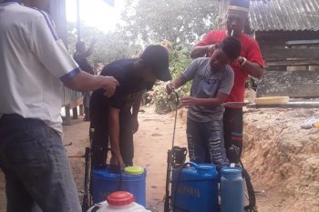 Relawan Tangkal COVID-19 Penajam racik cairan disinfektan sendiri