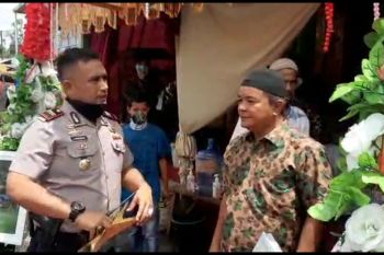 Polisi bubarkan kerumunan masa cegah penyebaran COVID-19 di Agam