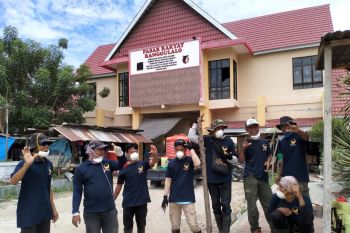 NasDem semprot disinfekfan di huntara penyintas bencana Sigi