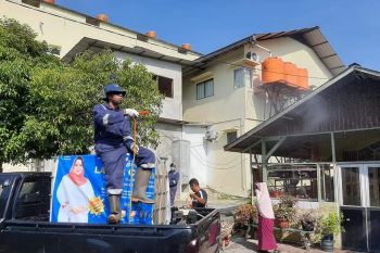 Relawan Kasmarni semprotkan disinfektan di sejumlah lokasi di Duri, begini penjelasannya
