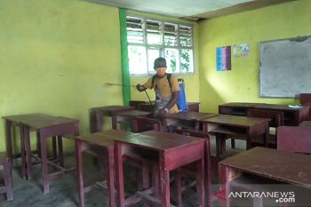 Cegah penyebaran COVID-19, anggota DPRD Sumbar semprot fasilitas umum di Padang Pariaman