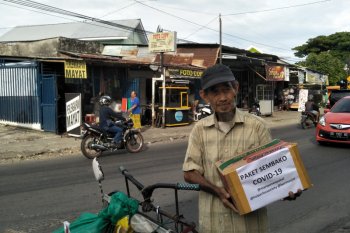"Startup" salurkan paket sedekah warga terdampak pandemi COVID-19 di Makassar