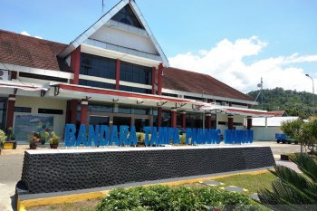 Seorang penumpang dievakuasi dari Bandara Mamuju menggunakan prosedur COVID-19