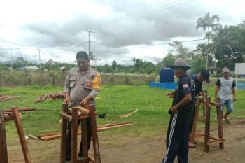 Polsek Kaureh-aparat Kampung Ongan Jaya buat tempat cuci tangan cegah COVID-19