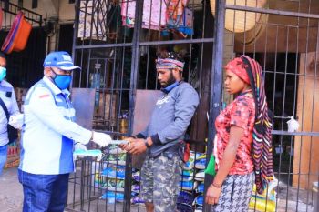 Demokrat Papua bagikan 6.000 masker cegah corona di Wamena