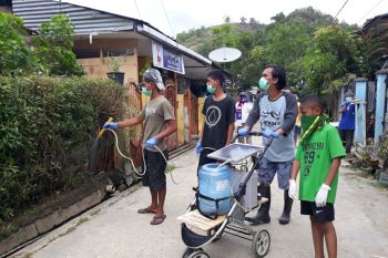 Warga organda Jayapura buat alat semprot disinfektan dari kereta bayi
