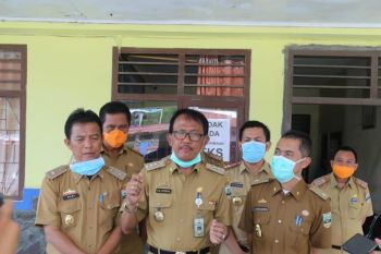 Bupati Pesisir Barat serahkan bantuan korban bencana alam