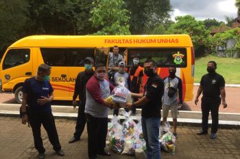 FH Unhas Makassar bagikan paket bantuan dorong masyarakat tinggal di rumah