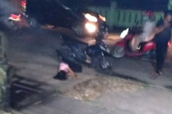 Wanita muda pingsan di trotoar