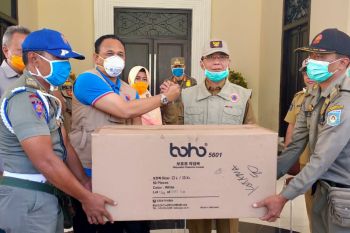Wali Kota Mataram terima bantuan APD
