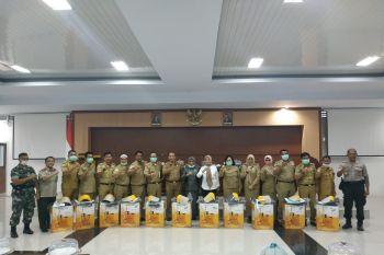 Tangani COVID-19, Pemkab Kolaka Timur bagikan APD ke seluruh kecamatan