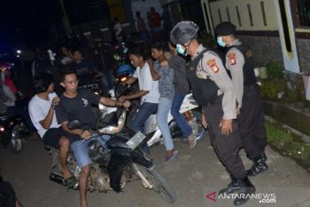 Bubarkan kerumunan warga guna mencegah Covid-19