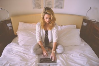 Jangan kerja di atas tempat tidur saat 'work from home'