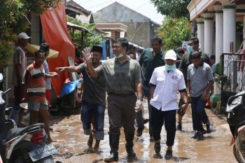 Rycko Menoza berikan bantuan korban banjir di Bandarlampung