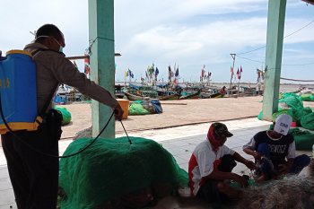 Penyemprotan disinfektan di kampung nelayan Lampung Timur