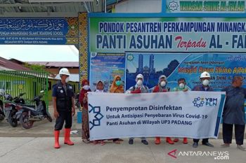 Cegah penyebaran COVID-19 di lingkungan panti, YBM PLN bantu penyemprotan disinfektan