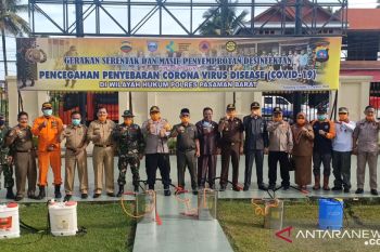 Antisipasi COVID-19, Polres Pasaman Barat semprotkan cairan disinfektan (Video)