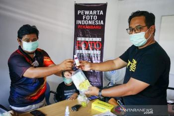 Lindungi pewarta foto Dari Covid-19, PFI Pekanbaru Bagikan Masker dan Hand Sanitizer